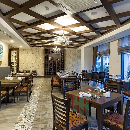 Luna Blanca & 5* Side