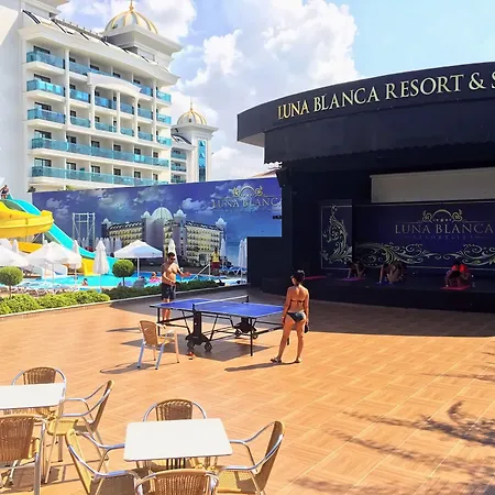 Luna Blanca & 5* Side